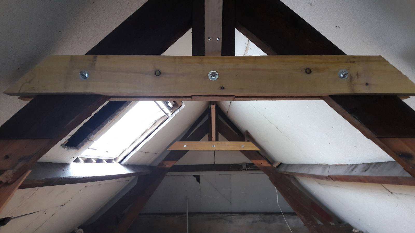 Restaurer sa charpente bois par un artisan proche Octeville sur mer 76