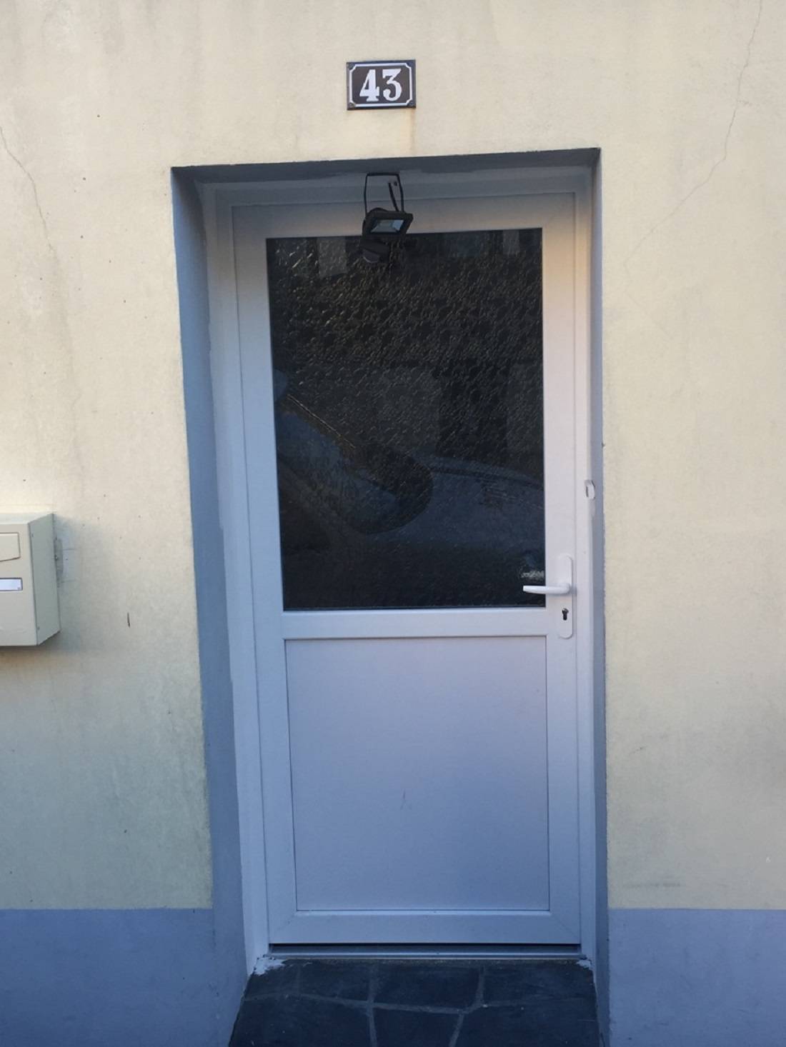 Remplacer sa porte d'entrée en pvc par un menuisier proche Montivilliers 76