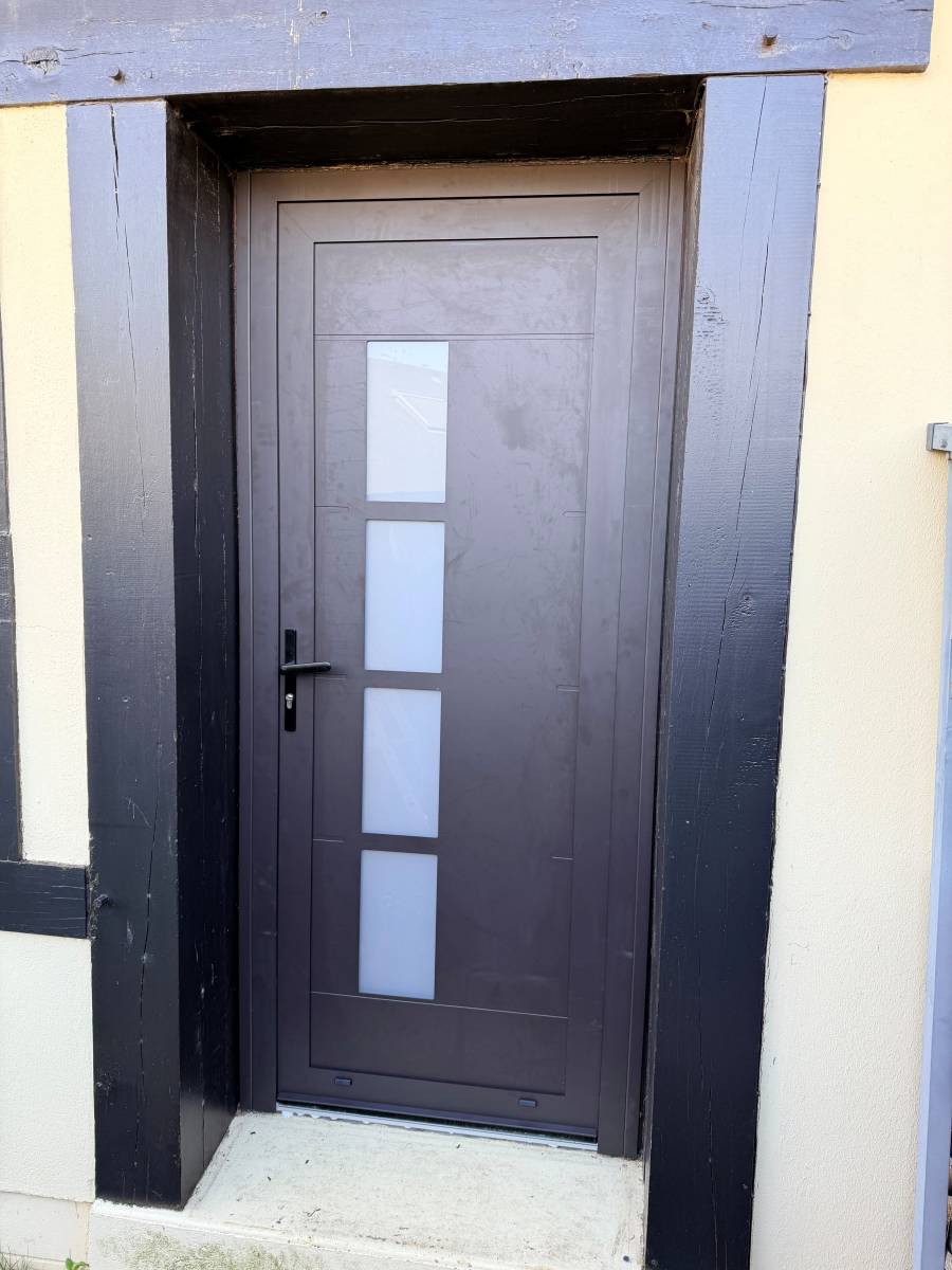 Pose d'une porte d'entrée sur mesure près du Havre 76